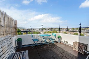 Outdoor dining - Unique designer 3 bedroom top floor balcony apartment in central London
 (London)