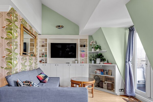 Smart TV - Unique designer 3 bedroom top floor balcony apartment in central London
 (London)