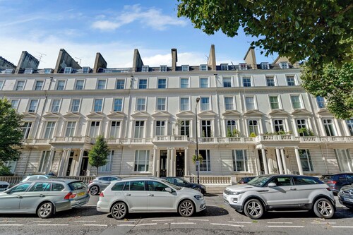 Unique designer 3 bedroom top floor balcony apartment in central London
