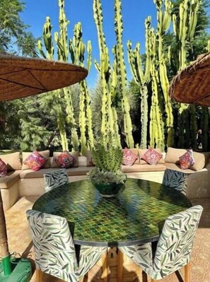 Outdoor dining - Villa Shambhala (Marrakech)