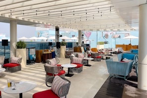 Poolside bar - SEVEN HOTEL APARTMENTS THE PALM JUMEIRAH (Dubai)