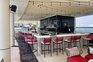 Swim-up bar - SEVEN HOTEL APARTMENTS THE PALM JUMEIRAH (Dubai)