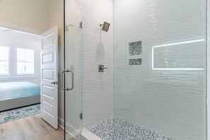 Shower, hair dryer, towels, soap - Spacious new build 6-bedroom 6.5 bath house in gorgeous Navarre Beach (Navarre)