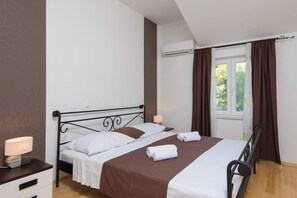 3 bedrooms, iron/ironing board, WiFi, bed sheets