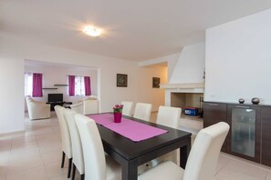 Dining - Great 3-Bedroom Apartment with Pool and Sea View (Blato)