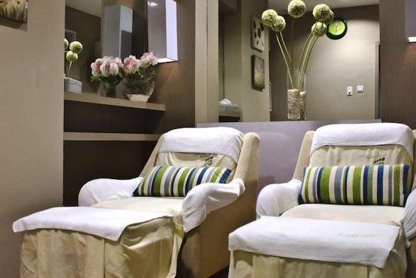 A room with two reclining chairs, each with a towel and a striped pillow. - Ijen Suites Resort & Convention (Klojen)