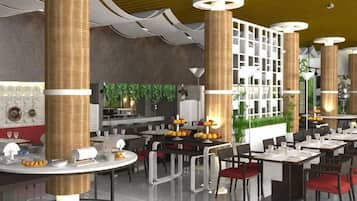 Un restaurant avec des tables rondes, des chaises et une colonne blanche centrale agrémentée de plantes.