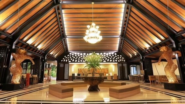 A spacious lobby with a high ceiling, a central seating area, and a chandelier. - Ijen Suites Resort & Convention (Klojen)