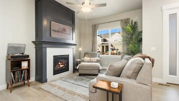 Townhouse, Beberapa Tempat Tidur, patio, pemandangan kebun (4157 Trapper Lake Drive) | Area keluarga | Televisi layar datar 65-inci dengan saluran TV digital dan perapian