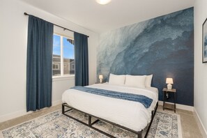 3 bedrooms, individually decorated, individually furnished, desk - Noco Retreat - King Beds, Fireplace, Scenic Trails (Loveland)