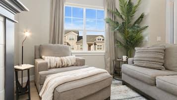 Townhouse, Beberapa Tempat Tidur, patio, pemandangan kebun (4157 Trapper Lake Drive) | Area keluarga | Televisi layar datar 65-inci dengan saluran TV digital dan perapian