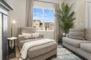 Living area - Noco Retreat - King Beds, Fireplace, Scenic Trails (Loveland)