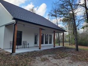 Exterior - Riverside Retreat- Cozy Secluded 2 Bedroom Cabin on the Caddo River (Norman)