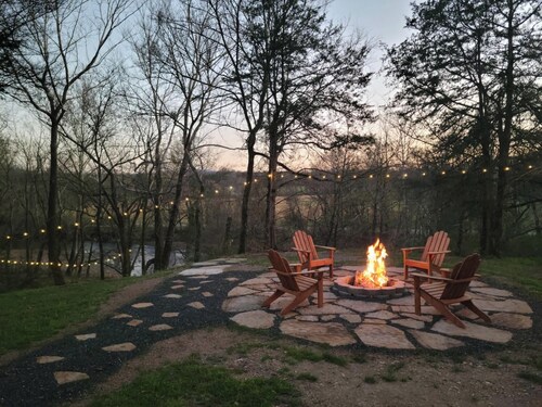 Riverside Retreat- Cozy Secluded 2 Bedroom Cabin on the Caddo River