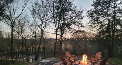 Riverside Retreat- Cozy Secluded 2 Bedroom Cabin on the Caddo River