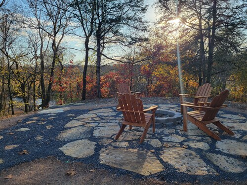 Riverside Retreat- Cozy Secluded 2 Bedroom Cabin on the Caddo River