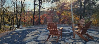 Riverside Retreat- Cozy Secluded 2 Bedroom Cabin on the Caddo River