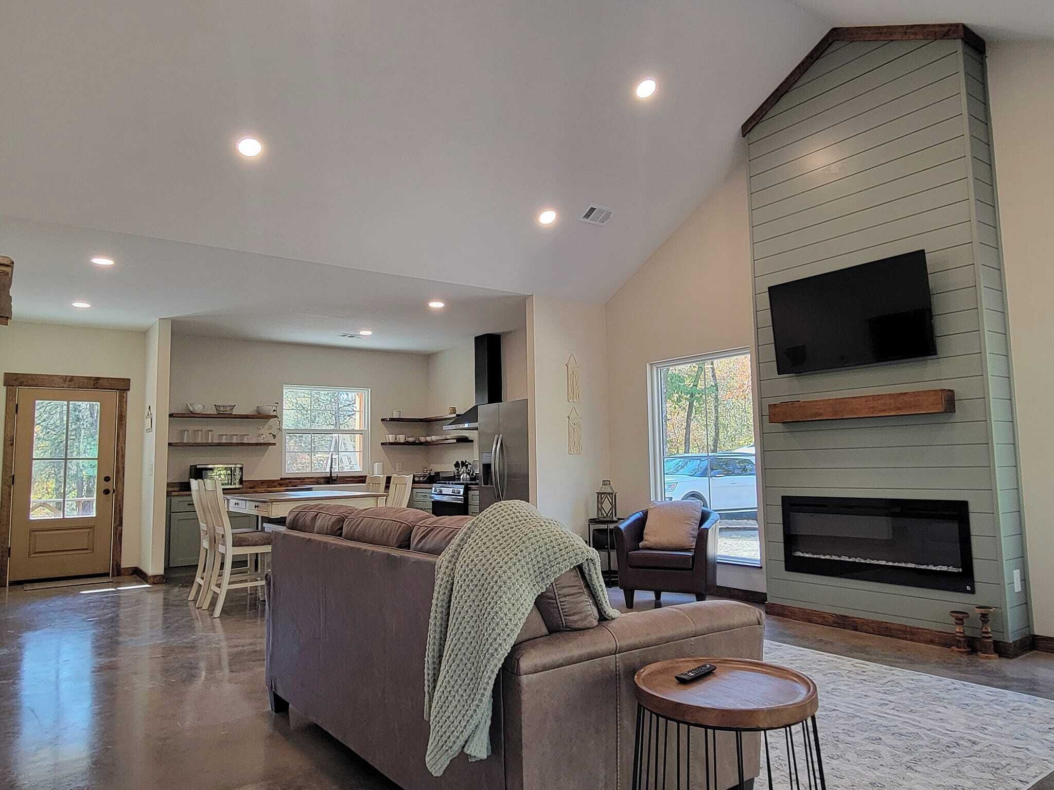 Smart TV, chimenea y libros 