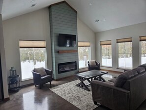 Smart TV, fireplace, books - Riverside Retreat- Cozy Secluded 2 Bedroom Cabin on the Caddo River (Norman)