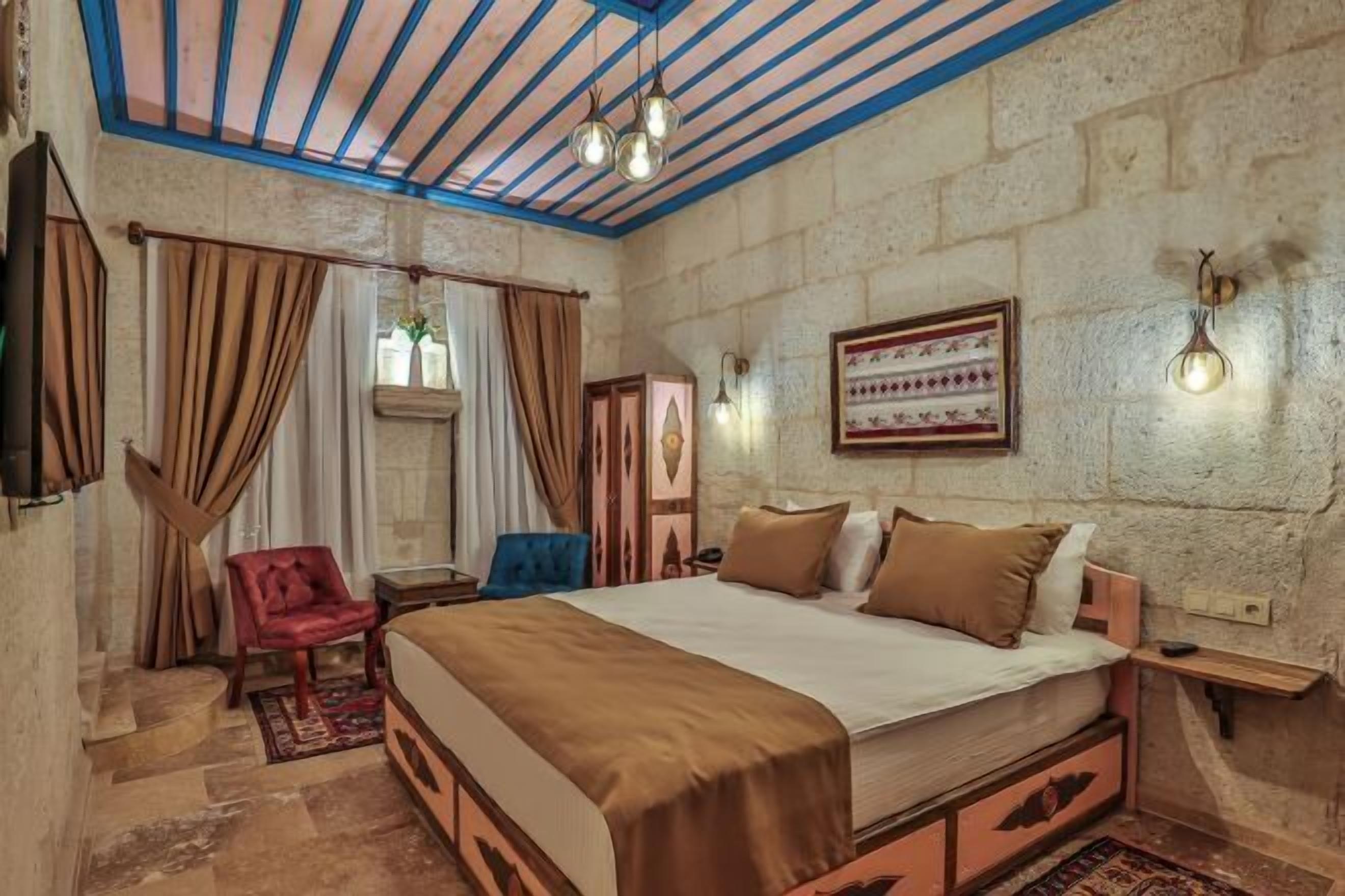 Bộ đồ giường cao cấp, minibar, két bảo mật tại phòng 