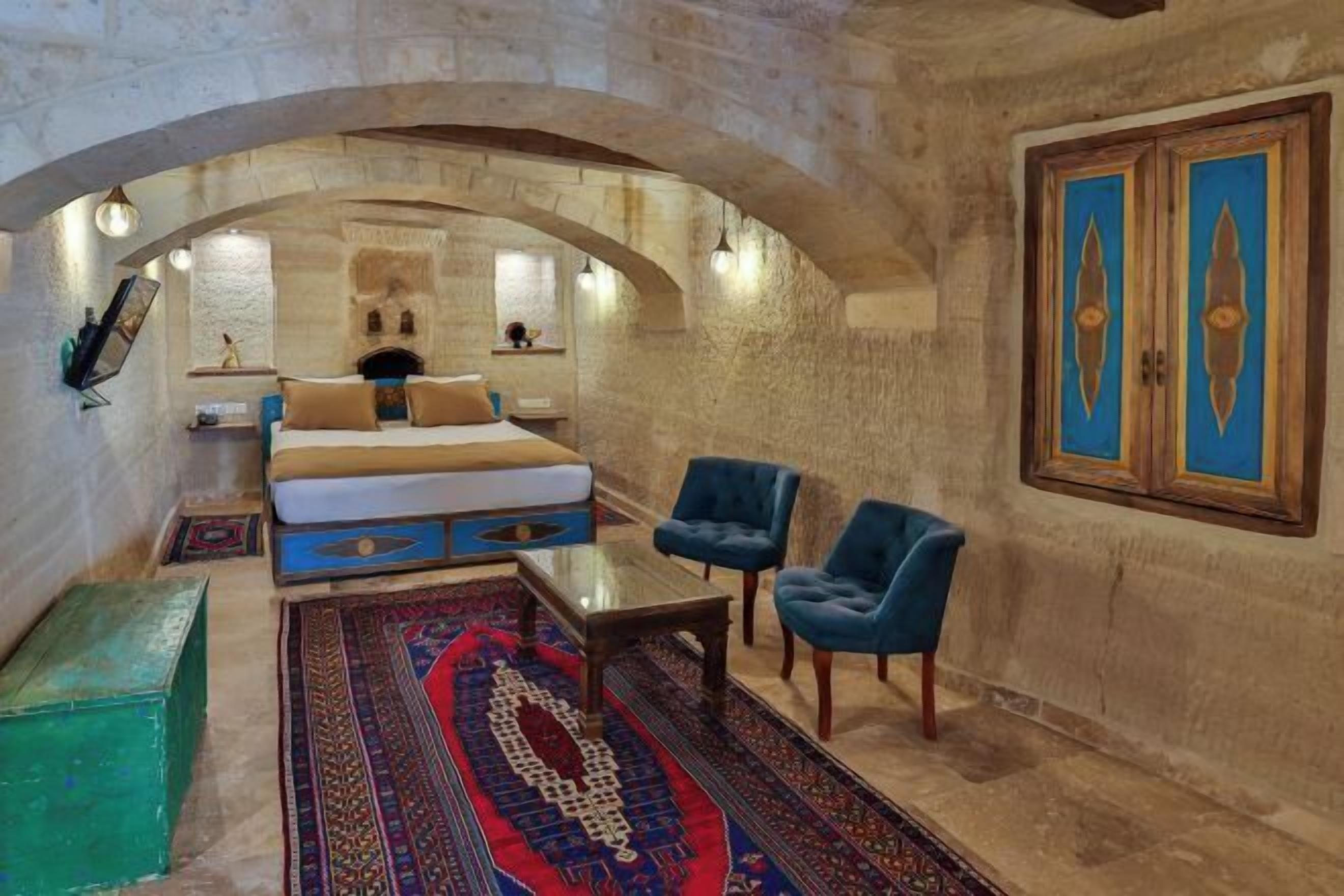 Sengetøy av topp kvalitet, minibar og safe på rommet