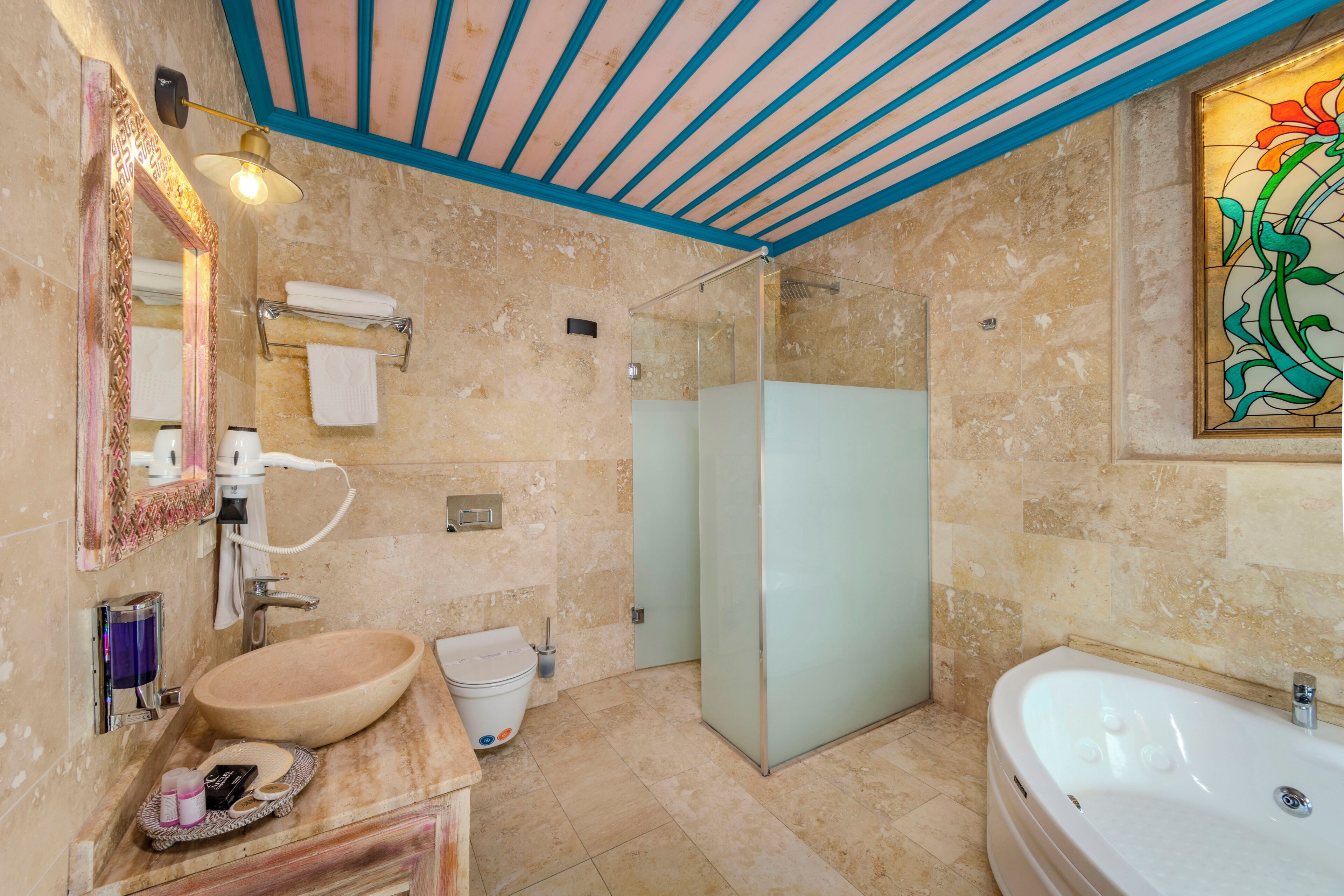 Un baño con bañera, ducha, lavamanos e inodoro.