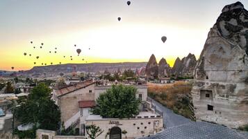 Vue d’une ville avec une formation rocheuse imposante et un bâtiment portant l’inscription « Arcus ».