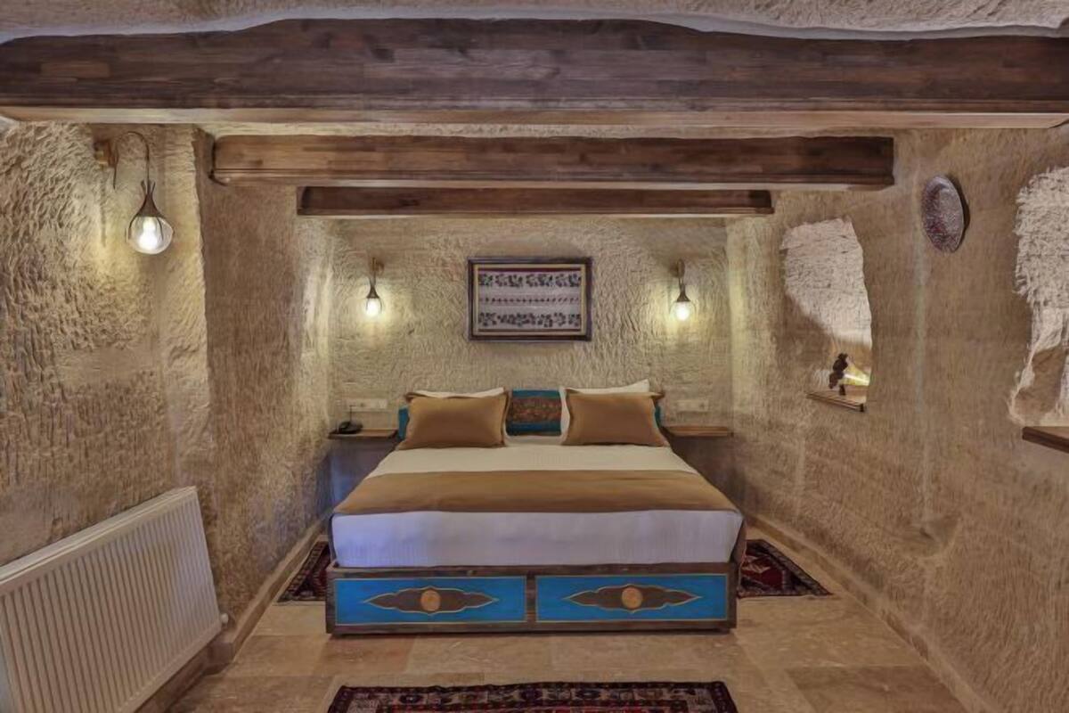 Premium bedding, minibar, in-room safe, laptop workspace