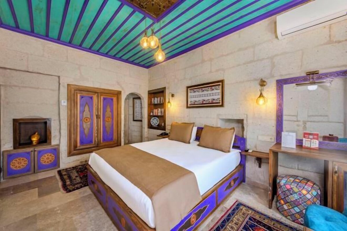 أغطية فراش متميزة وميني بار وخزنة داخل الغرفة