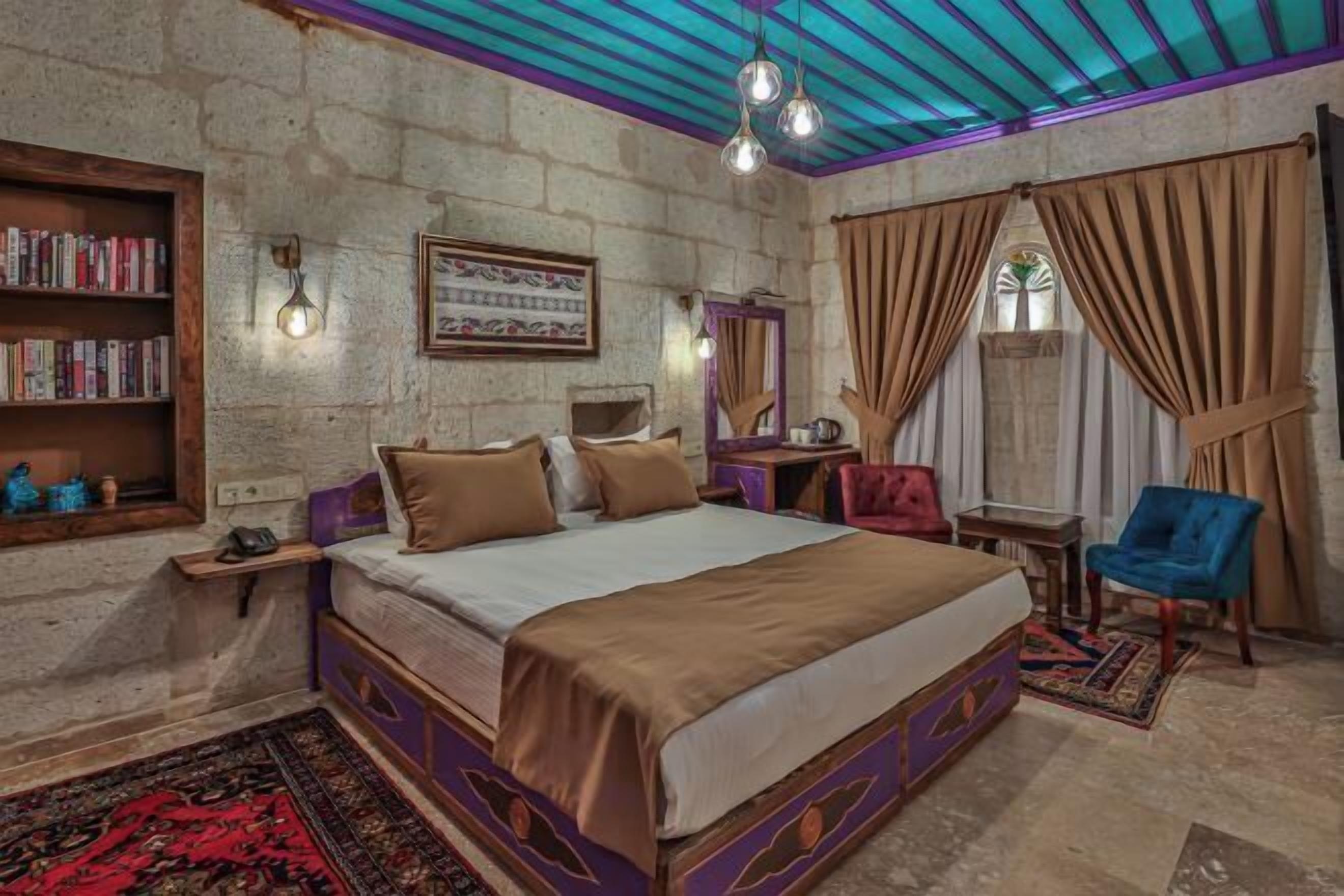 Sengetøy av topp kvalitet, minibar og safe på rommet