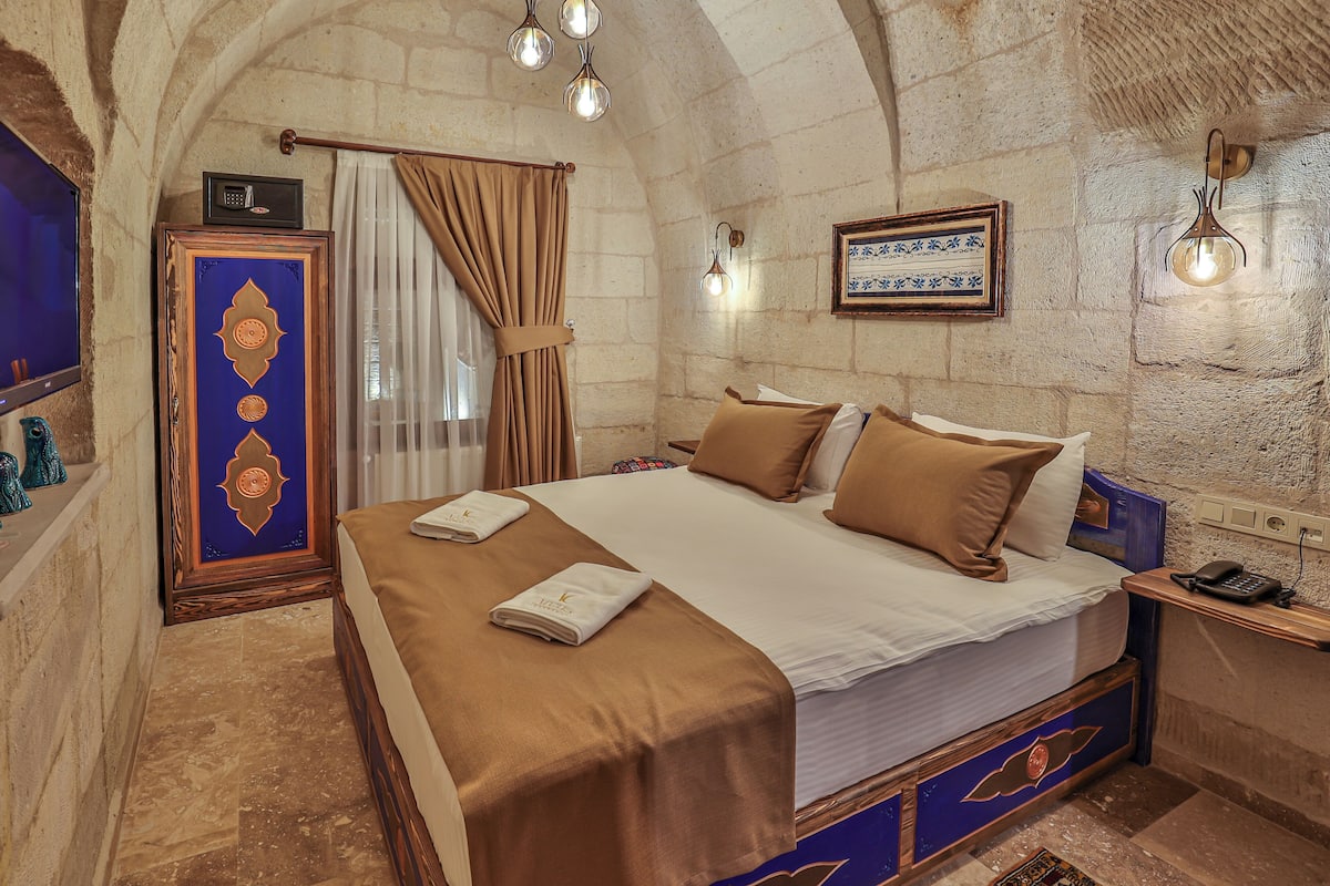 Comfort Double Room, Courtyard View | 1 bedroom, premium bedding, minibar, in-room safe
