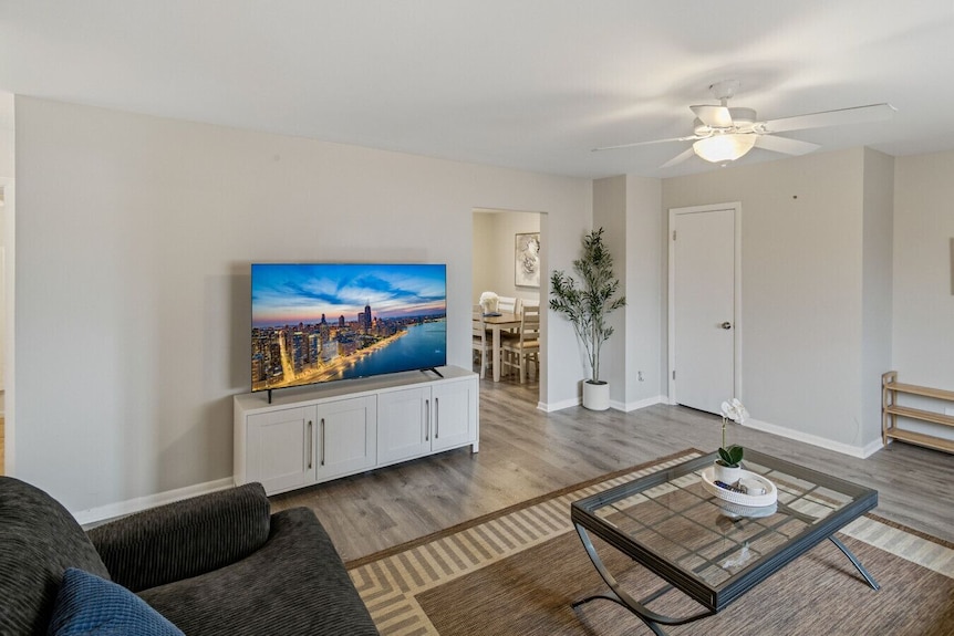 New Updated Apt 1/2 Mile To Downtown Libertyville! - Lake County, IL