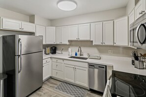 Kylskåp, mikrovågsugn, ugn och spishäll