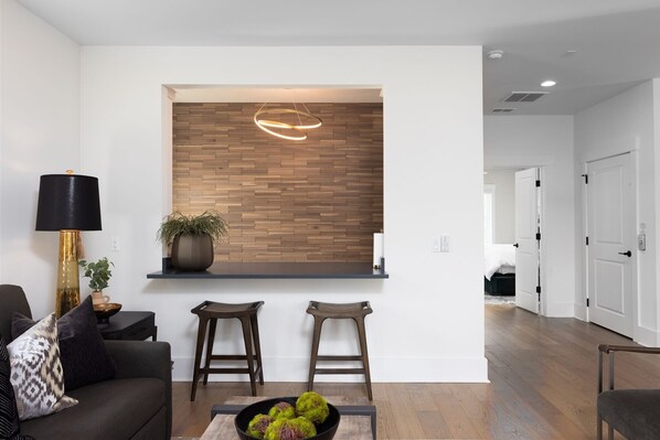 TV, fireplace - Magnificent and Gorgeous Moreland Townhome (Bluffton)