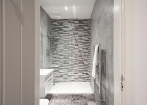 Douche, sèche-cheveux, serviettes fournies, savon