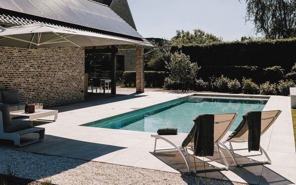 Una piscina al aire libre de temporada