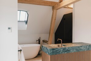 Chambre triple Deluxe, vue sur le jardin | Système d’insonorisation, accès au Wi-Fi (inclus)