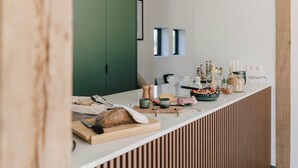 Un plan de travail de cuisine avec divers aliments et ustensiles de cuisine.