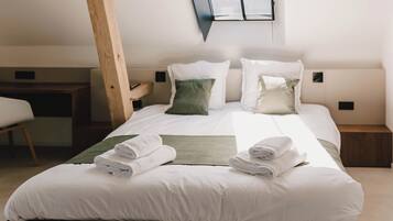 Deluxe Double Room, Courtyard View | Soundproofing, free WiFi