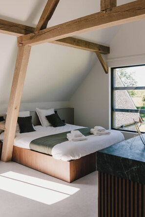 Deluxe driepersoonskamer, uitzicht op tuin | Geluiddichte muren, gratis wifi