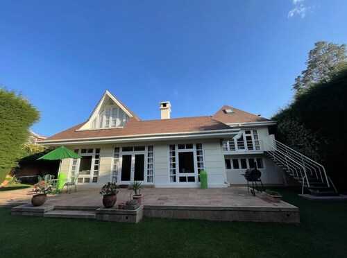 Colonial House, beautifull spacious garden house 