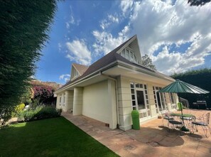 Outdoor dining - Colonial House, beautifull spacious garden house (La Paz)