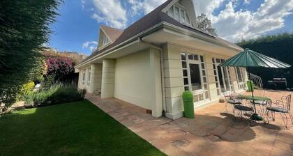 Colonial House, beautifull spacious garden house