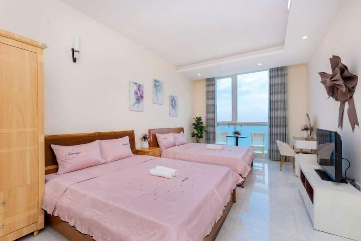2 bedrooms, premium bedding, down duvets, memory-foam beds