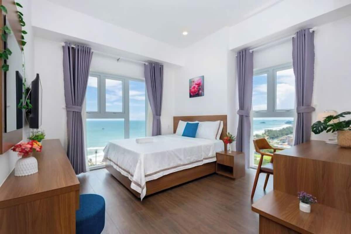 2 bedrooms, premium bedding, down duvets, memory-foam beds
