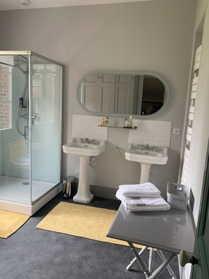 Douche, sĂšche-cheveux, serviettes fournies, papier toilette