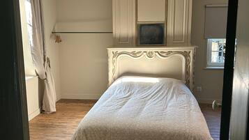 4 chambres, bureau, fer et planche à repasser, lit de bébé portatif