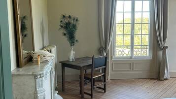 4 Schlafzimmer, Schreibtisch, Bügeleisen/Bügelbrett, Reisekinderbett