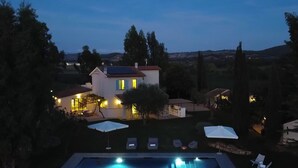 A house with a swimming pool, outdoor seating, and a garden. - Casale Rondinella 6+2, Emma Villas (Manciano)