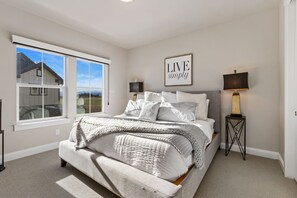 4 bedrooms, individually decorated, individually furnished, desk - Colorado Modern Retreat w/ King Beds, Pickleball (Loveland)